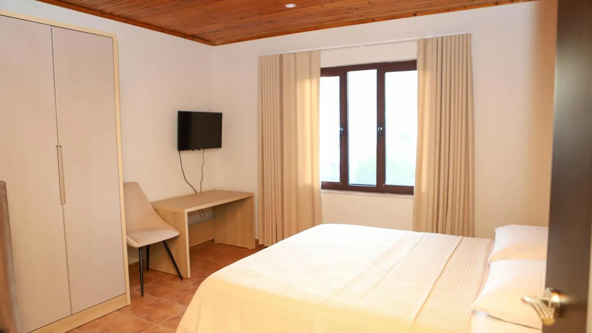 Hotel Antonia Ljaknasi 0*,  Albania